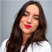 Entrenadora personal certificado con formación y experiencia en nutrición y ciencias de la salud.